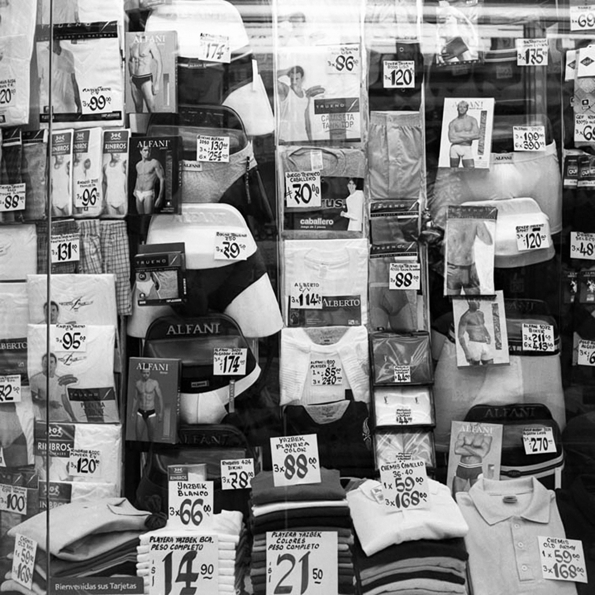 Adentro Afuera / Inside Outside (Vitrina 1)