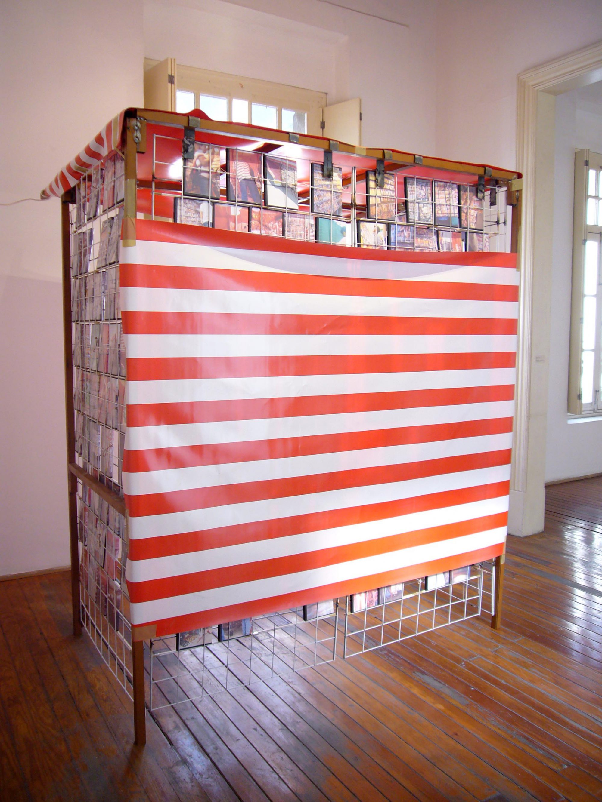 Adentro Afuera / Inside Outside (booth rear)